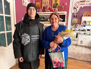 Молодые парламентарии поздравили москвичей с 8 марта!