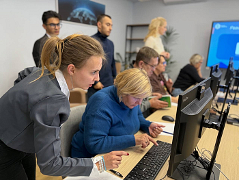 Помогаем москвичам старшего поколения разобраться в «Госуслугах»!