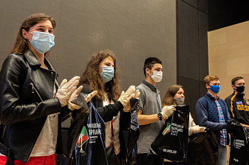 #Молпарлам раздал подарки