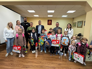 Молодые парламентарии собрали более 350 килограммов школьных принадлежностей и одежды для учащихся