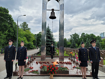День памяти и скорби: молодые парламентарии почтили память героев