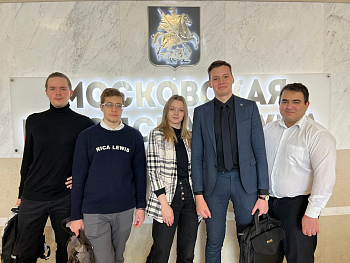 Политика во главе стола