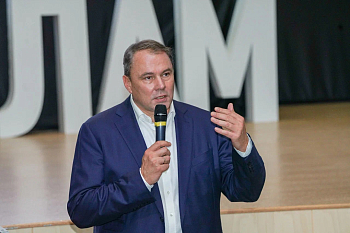 «Здесь и сейчас»: встреча с Петром Толстым