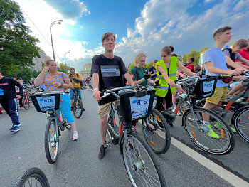 С ветерком по Садовому: молодые парламентарии приняли участие в ночном велофестивале